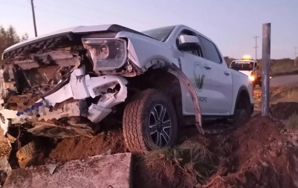 La camioneta terminó al costado del camino con su frente completamente destruído - fotos gentileza.