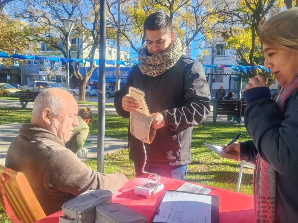 El equipo del Hospital Zatti, tomándole la presión a un vecino que pasó por la Plaza San Martín, donde estarán hasta las 13.30. Foto: Vanesa Scwemmler