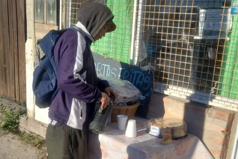 Un café, facturas y una nueva oportunidad: la movida solidaria del local que conmueve a Viedma. Foto gentileza.