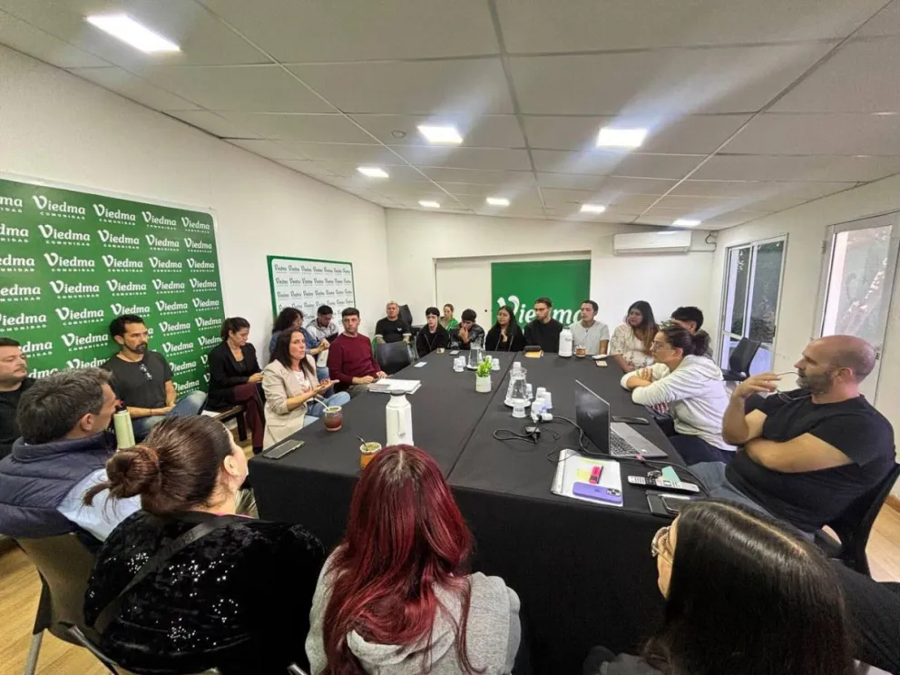 Jóvenes capacitados comenzaron a trabajar en distintos sectores de Viedma con tareas de orientación comunitaria, difusión de información municipal y recepción de consultas y demandas vecinales. Foto: Gentileza.
