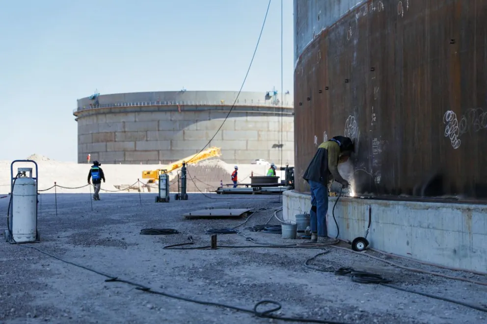 La provincia busca conectar a los trabajadores locales con la fuerte demanda técnica que genera el gas y el petróleo, garantizando el cupo del 80% de mano de obra rionegrina.