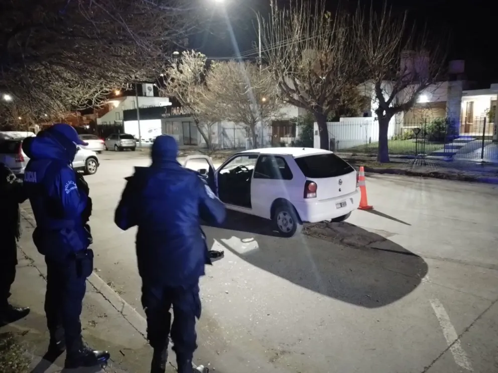 Varios patrulleros concurrieron al sitio frente al Juzgado de Faltas municipal. Allí quedó frenado el Gol por parte de los uniformados. Foto NoticiasNet.