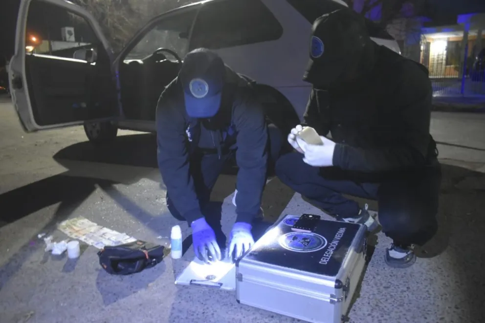 El accionar comenzó tras la alerta de un joven en la calle Rivadavia, quien denunció a un hombre a bordo de un Volkswagen Gol blanco -fotos NoticiasNet.