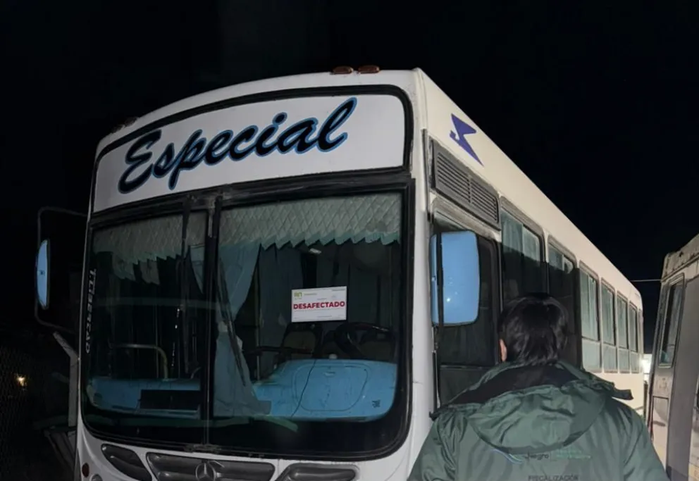 La faja de "desafectado" quedó pegada en el parabrisas. "El propietario sería reincidente y los inspectores de Transportes efectúan retenciones en forma habitual en esa región. Fotos: gentileza.