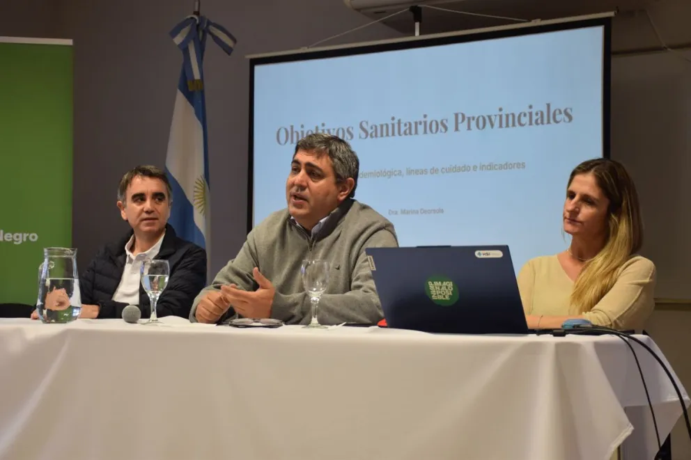 Tras el encuentro, el funcionario dialogó con Radio Noticias (105.5 MHz) y ratificó que la provincia ya normalizó el stock de vacunas antigripales y del calendario obligatorio. Foto: Gobierno de Río Negro.
