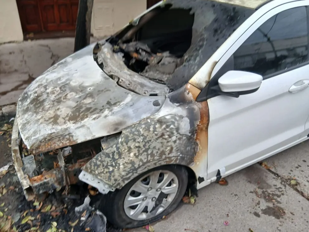 En la madrugada del 16 de marzo, se produjo la quema intencional de un vehículo en la calle Comodoro Rivadavia. Foto gentileza.