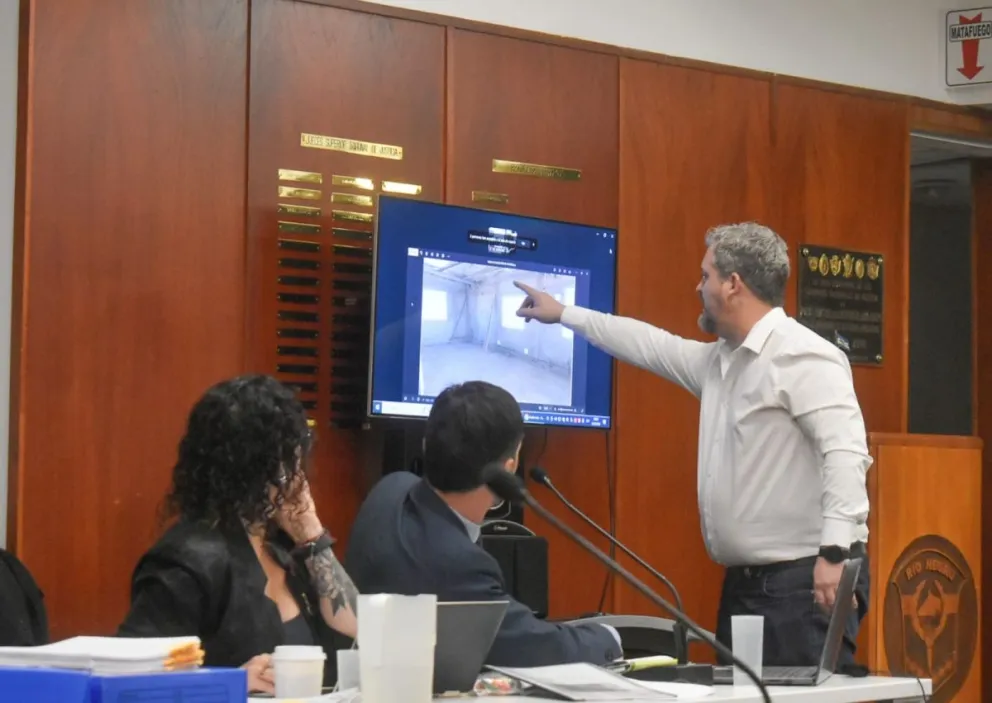 El ingeniero civil Mauro César Mur, quien relevó los avances de las obras del plan Techo Digno en Sierra Grande, en tribunales explicando los detalles de las viviendas. Fotos NoticiasNet. 