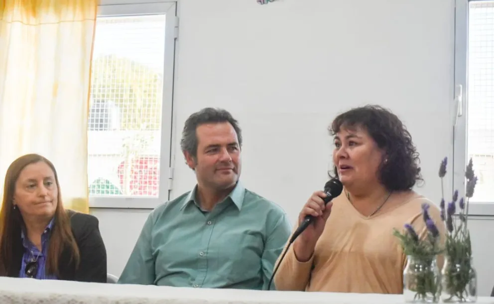El ministro de Desarrollo Humano, Juan Pablo Muena, y Cullumilla explicaron el proyecto de Inclusión en el edificio ubicado en el barrio Zatti. Fotos: Vanesa Schwemmler 