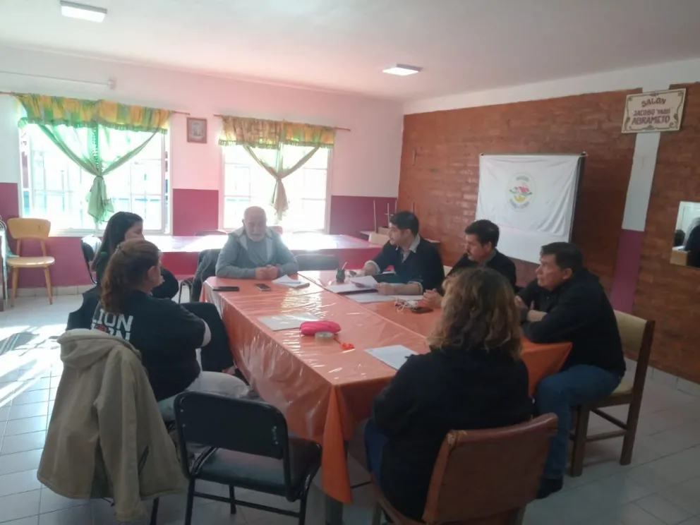 El titular del Foro de Segurdad de Viedma, Daniel Badié, se reunió con autoridades y vecinos del barrio Fátima. Foto: gentileza 
