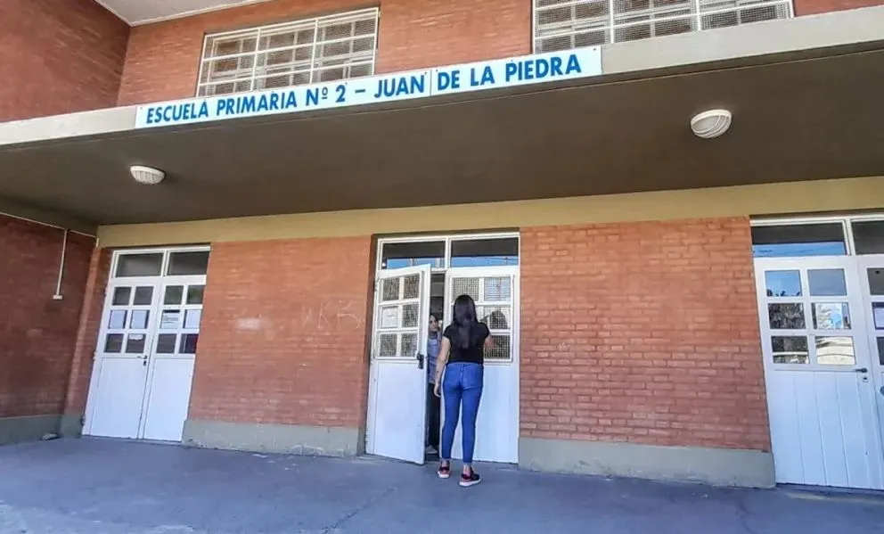 Un curso de la Escuela Primaria N°2 de Viedma en un conflicto que ya está abordado por el área de Supervisión. Foto archivo NoticiasNet. 