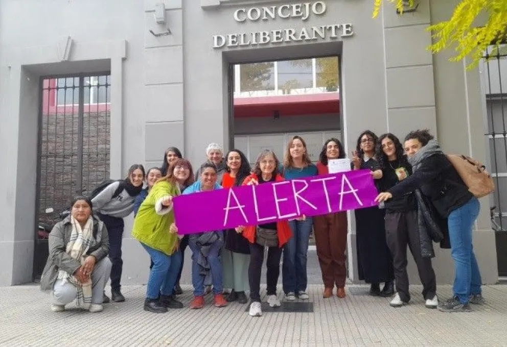 La iniciativa fue impulsada por organizaciones sociales y feministas junto a la concejala Vanessa Cacho Devincenzi, en el marco del Día Internacional de la Salud Menstrual.  Foto: Gentileza.