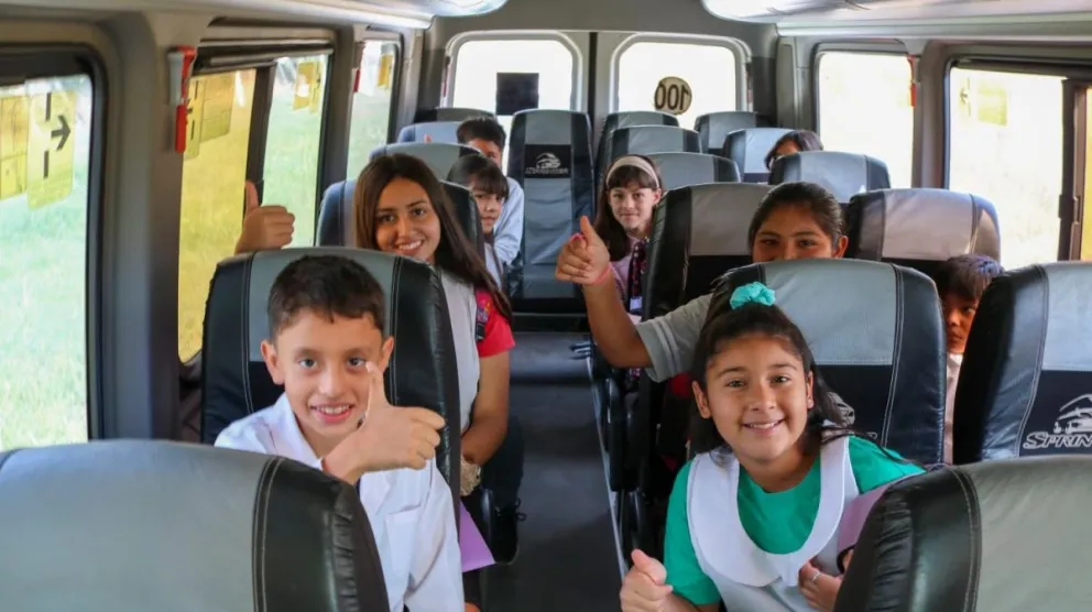 El Gobierno provincial asiste diariamente a 16.000 alumnos en parajes, ciudades y zonas de montaña. El sistema abarca al 85% de los establecimientos educativos. Foto: Gobierno de Río Negro.