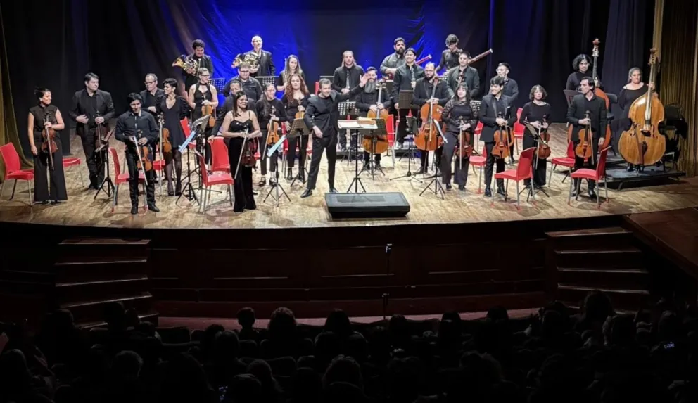 Leonardo Spelzini invitó a los vecinos a vivir "la espontaneidad de la música en vivo, que no se compara con Spotify". Foto: Filarmónica de Río Negro.