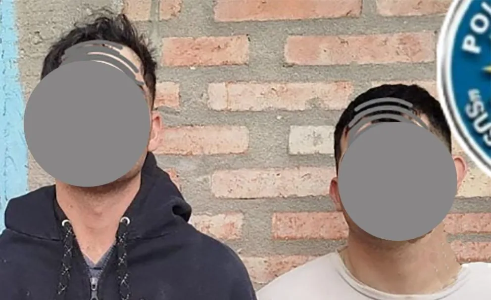 Dos de los sospechosos detenidos tras varios allanamientos donde encontraron droga y armas. El intercambio de disparos dejó un herido. Foto gentileza.