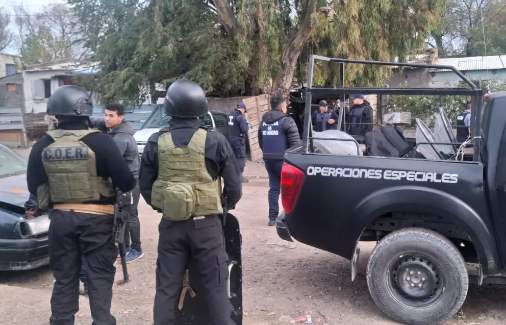 Los resultados positivos tras varios allanamientos donde encontraron droga y armas. El intercambio de disparos dejó un herido, y en los procedimientos participó el COER. Foto gentileza.