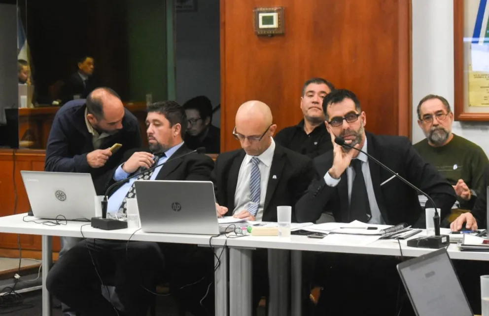 Causa Techo Digno y su cuarta ronda en la jornada de este jueves, en la que Tamburrini, uno de los acusados (parado) consultó a su abogado defensor. Fotos NoticiasNet. 