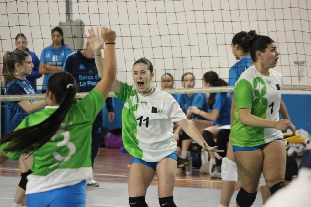 El vóley femenino se impuso a las locales en semifinales y festeja pensando en el oro. Fotos: Gobierno de Río Negro.