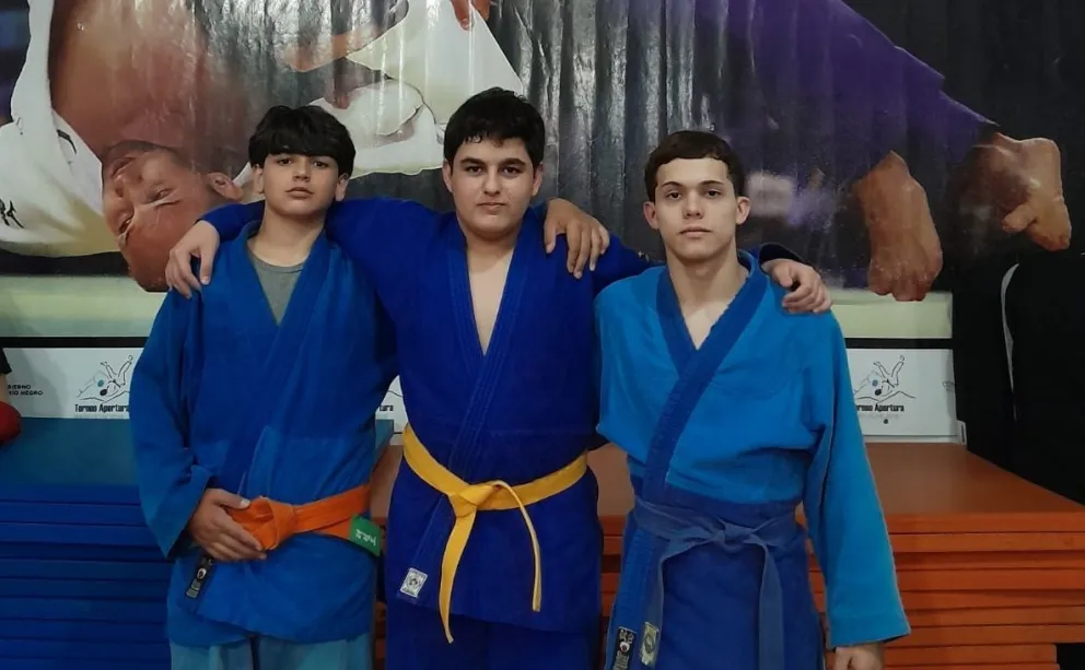 Dojo Hikari y una nutrida delegación que viajará a Cinco Saltos. Foto gentileza. 