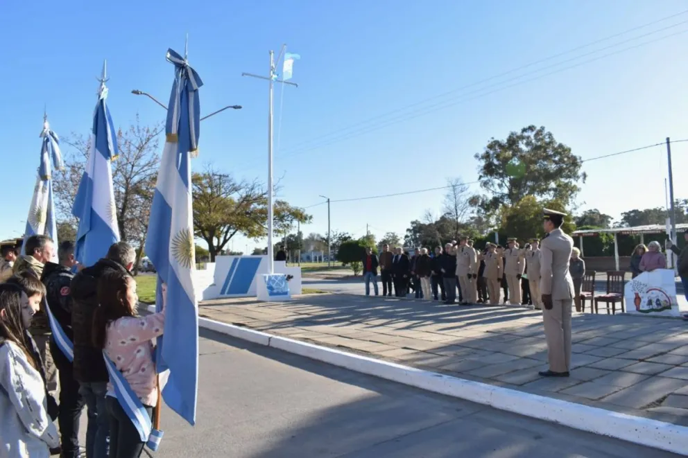 A más de cuatro décadas de la gesta, la comunidad reafirmó su compromiso de respetar y honrar la memoria de quienes defendieron el territorio argentino bajo fuego enemigo. Fotos: Municipalidad de Patagones.