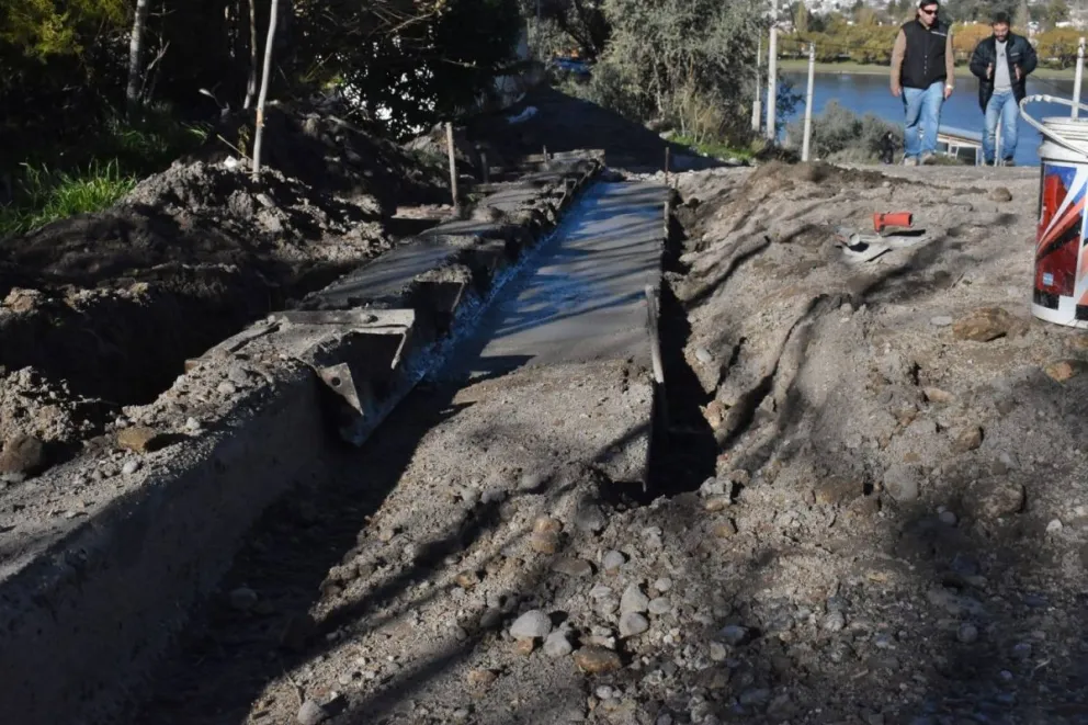 Los trabajos viales incluyen el relleno y enripiado de arterias, junto a la reparación de bajadas y cordón cuneta para devolver la transitabilidad al sector. Fotos: Municipalidad de Patagones.