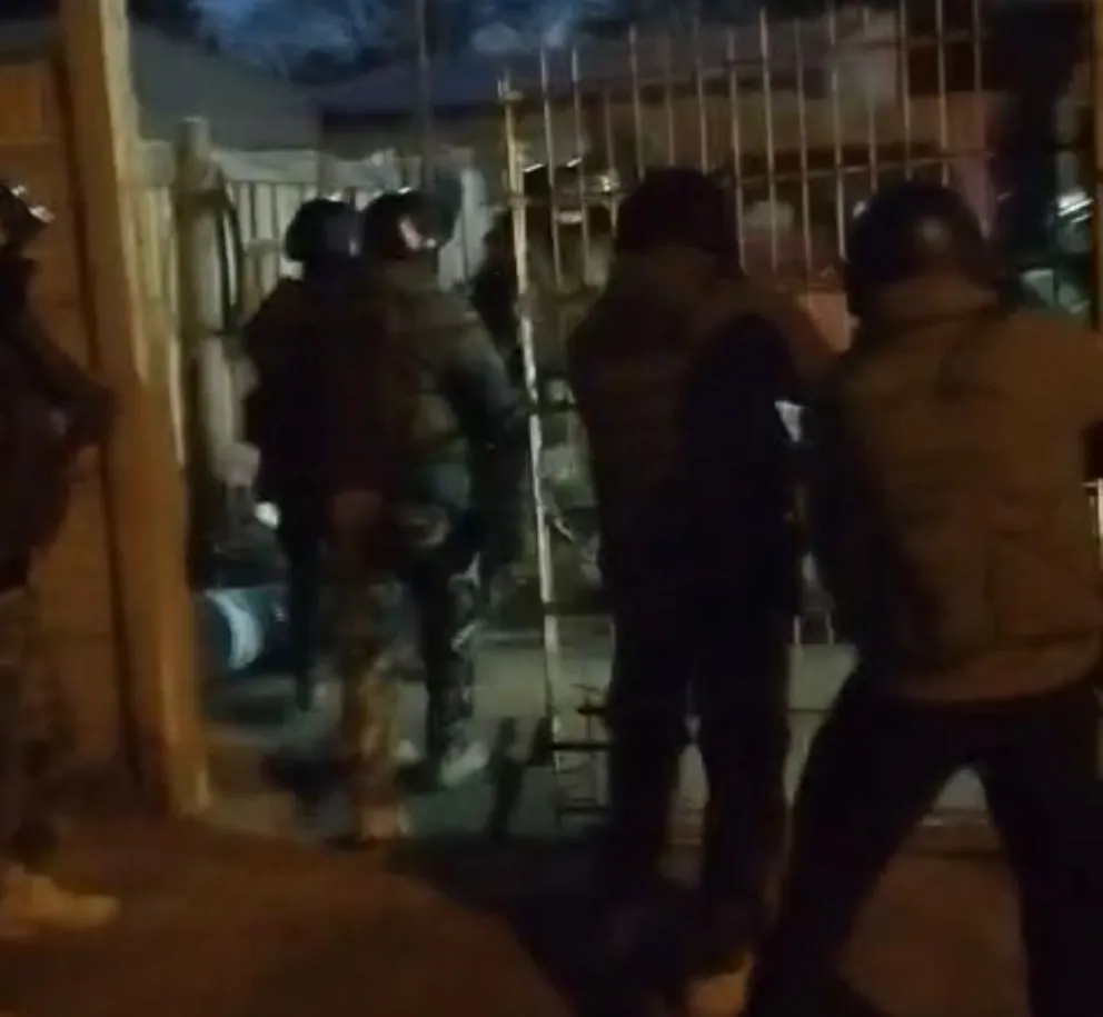 Operativo especial para desbaratar un kiosco de drogas en la calle 9 del barrio Lavalle de Viedma. 