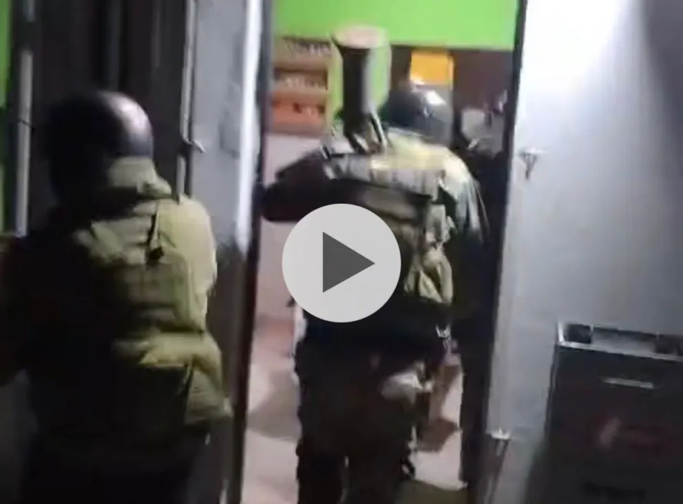 Momentos de tensión en un allanamiento para desbaratar a un kiosco narco en Viedma. 