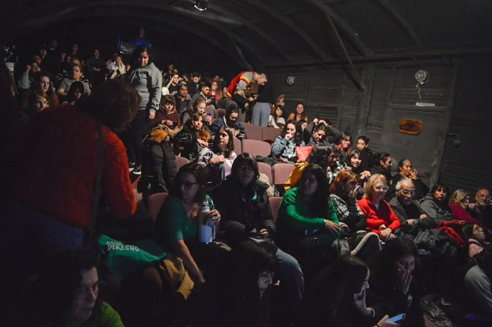 Sala llena del teatro El Tubo de la calle Belgrano 747, con la proyección del largometraje Belén y con la presencia de la actriz Camila Plaate. Fotos Emanuel Mirenghi para NoticiasNet. 