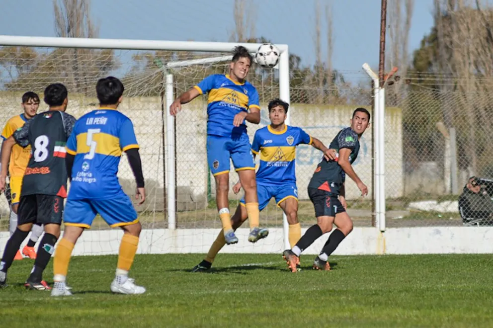 Deportivo Patagones y Peña Azul y Oro igualaron sin goles. Fotos: Emanuel Mirenghi.
