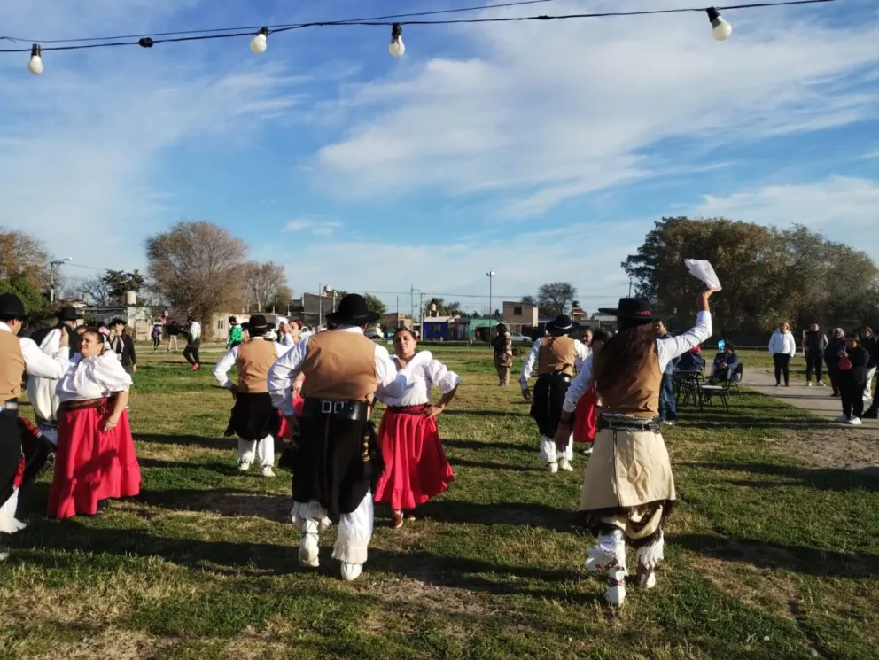 El barrio Mi Bandera se vistió de fiesta y los vecinos disfrutaron de una jornada a puro folklore, juegos tradicionales y artistas en vivo en la plaza Stefi Teuque Bell.