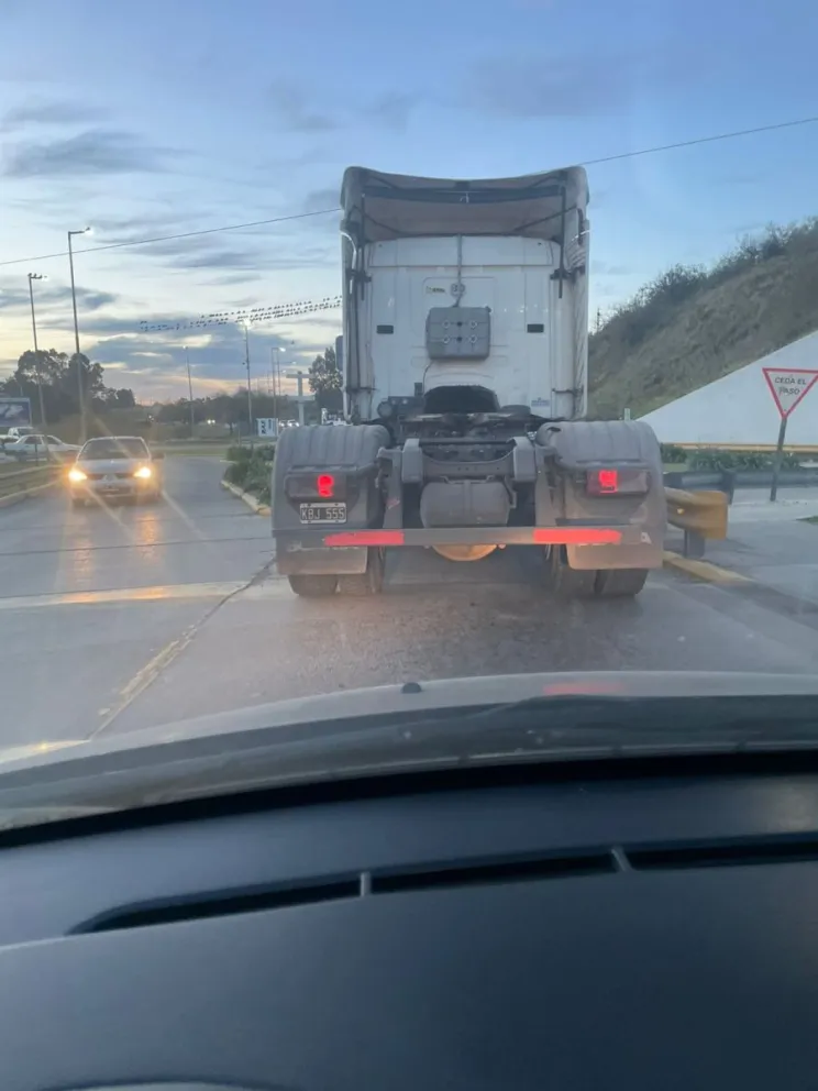 El camionero cruzó de Viedma a Patagones, en la tarde del domingo 24 de mayo. Foto: gentileza de lectores de NoticiasNet.
