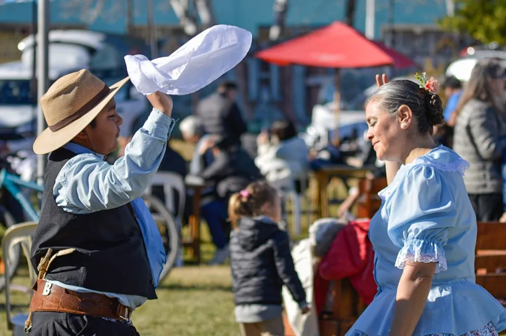 Entre bailes tradicionales, un sol espectacular y el infaltable locro, la Junta Vecinal celebró una jornada inolvidable que promete seguir creciendo. Fotos: Emanuel Mirenghi.