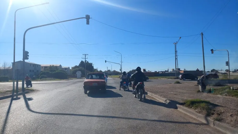 Vecinos y automovilistas reportaron que continúan los desperfectos en el sistema de señalización ubicado en el acceso y egreso al barrio Lavalle por calle 20. Foto: Gentileza.
