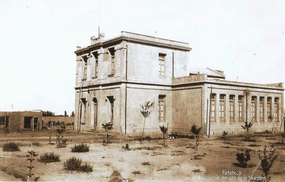 El histórico edificio de la Escuela Primaria Nº 2 “Juan de la Piedra”, inaugurado en 1913, forma parte de la memoria educativa y patrimonial de la ciudad. Foto: Fototeca Amigos de lo Nuestro.