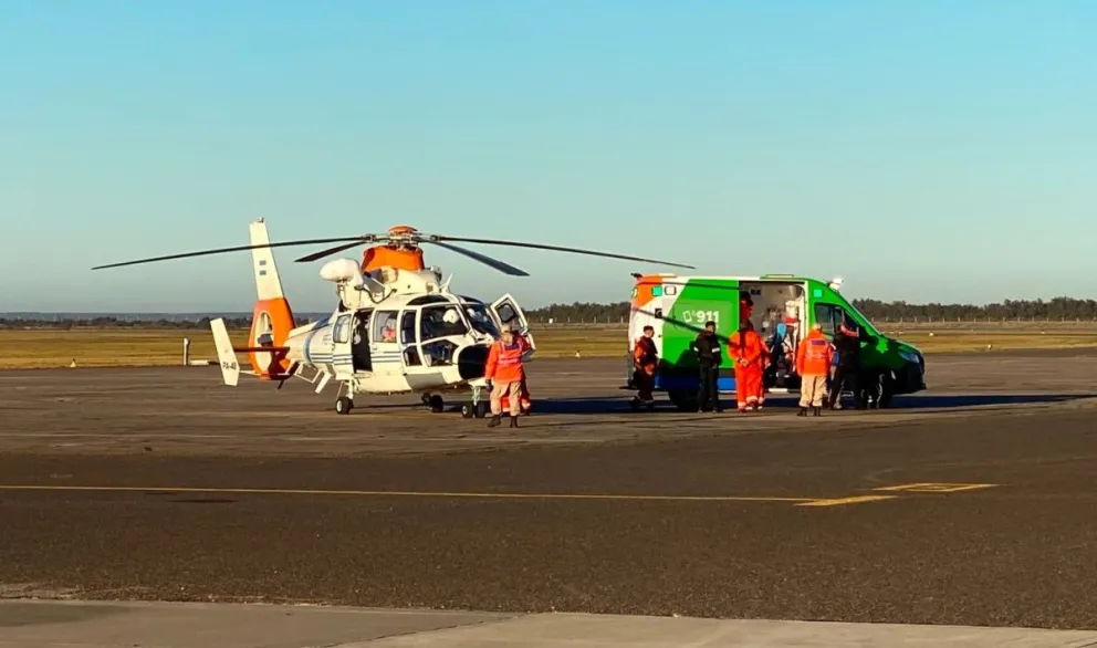 Los profesionales estabilizaron al paciente dentro de una camilla de rescate de alta complejidad provista desde la aeronave. Fotos: Gentileza. 