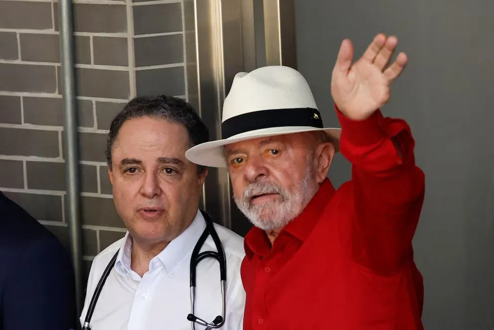 El presidente de Brasil saliendo del Hospital Sirio-Libanés.