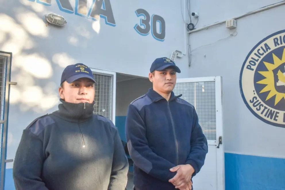 El inspector Oscar Paillalef y su par, la inspectora Alejandra Colliú, los protagonistas de un rescate heroico. Foto Vanesa Schwemmler.