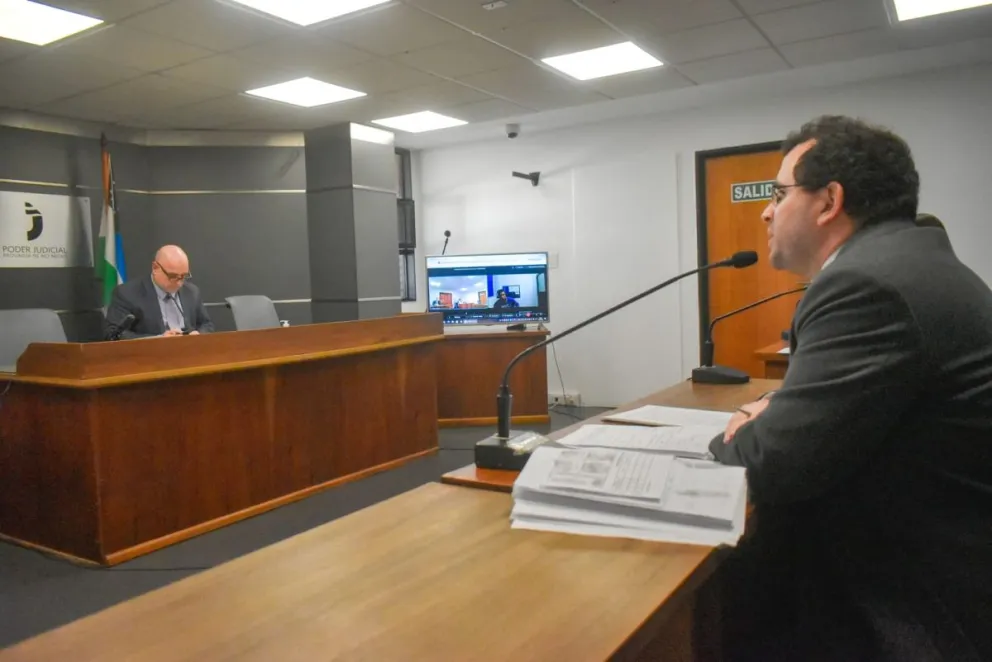 Audiencia de juicio abreviado con el imputado, Julián De Yuliis vía Zoom desde el Juzgado de Bahía Blanca, localidad donde está cumpliendo una condena de casi tres años. Fotos NoticiasNet. 