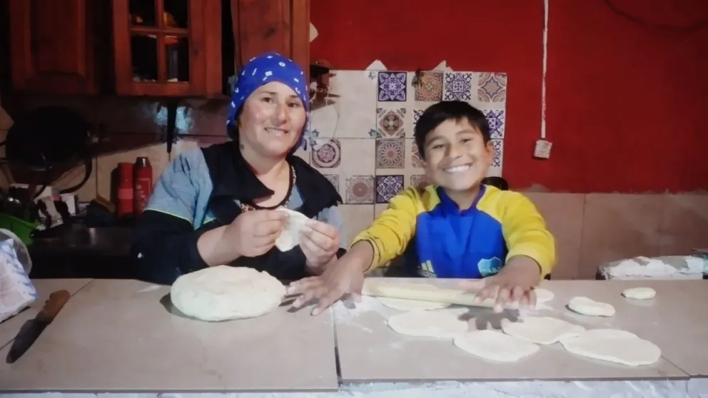 Verónica y su hijo en plena elaboración de tortas fritas para la venta del día. Necesitan que el pequeño sea atendedido por un especialista Foto: Gentileza.