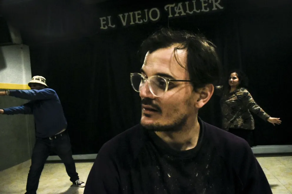 Su trabajo combina la dirección de grupos, la improvisación y los malabares, reflejando un compromiso absoluto con el desarrollo educativo - Fotos Vanesa Schwemmler.

