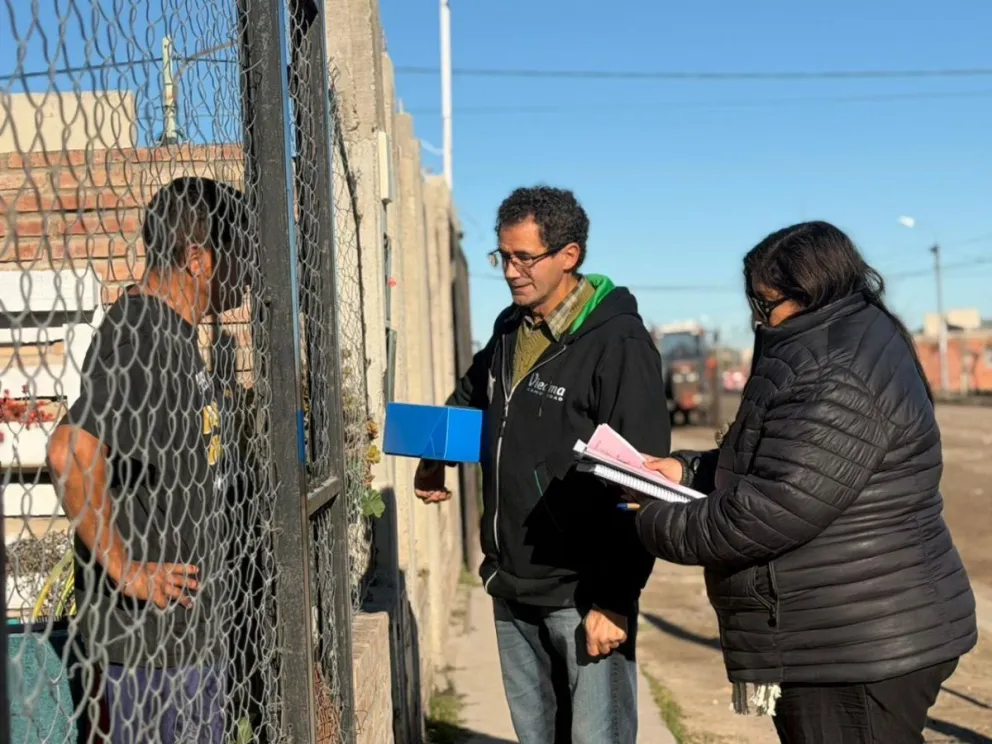 Agentes de la comuna capitalina comenzaron a recorrer el barrio para informar a los vecinos de la situación. Foto gentileza: Municipalidad de Viedma.
