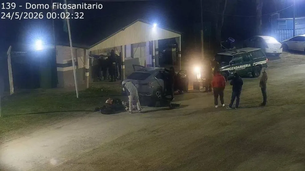 Un control vehicular de rutina en la barrera fitosanitaria terminó con la detención de tres ciudadanos extranjeros. Intervino Gendarmería Nacional y la Justicia Federal de Bahía Blanca. Fotos: gentileza.