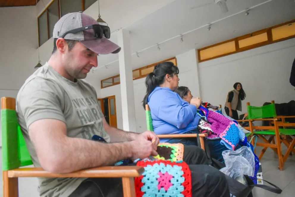 Este martes se realizó el último encuentro del Tejedón Solidario impulsado por la Fundación Sí en Viedma antes de la entrega de mantas a familias y adultos mayores de distintos barrios de la ciudad. Fotos: Vanesa Schwemmler. 