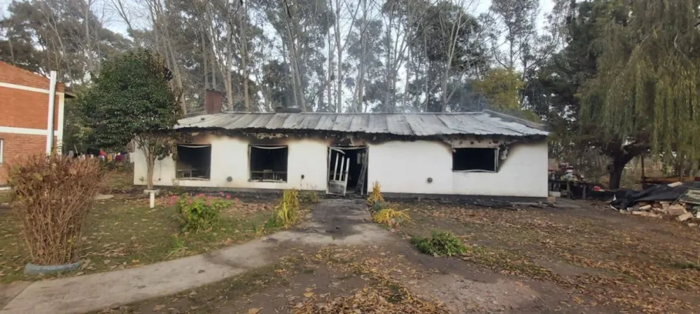 La comunidad comenzó a movilizarse para colaborar con Hogares de Cristo y la Fundación Creando Futuro, luego del fuego que destruyó el salón-comedor utilizado diariamente por más de 30 jóvenes en tratamiento. Foto: Gentileza Facebook.