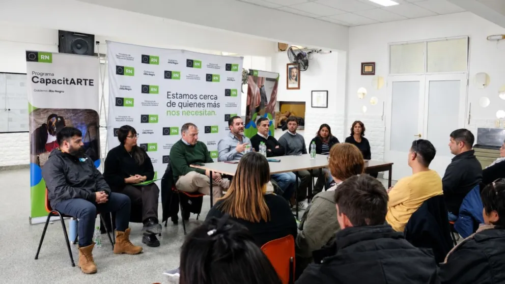 El secretario, junto al equipo técnico provincial explicaron los requisitos para los talleres y la importancia de sumar ofertas para los jovenes. Foto: Gentileza