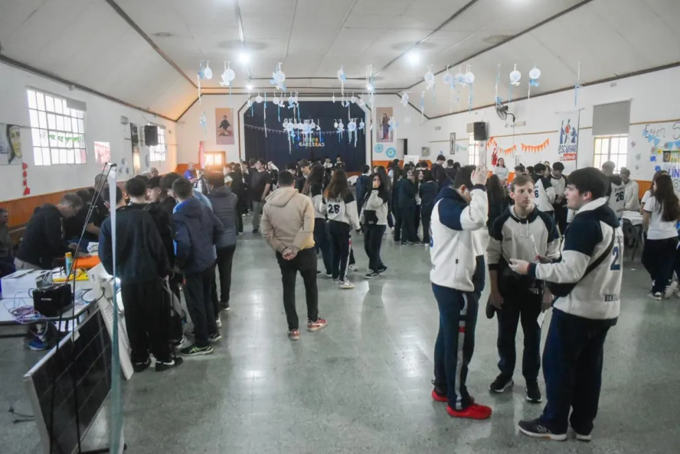 La actividad se realizó en el Colegio Sagrada Familia y contó con la participación de universidades, institutos terciarios y centros de formación de Viedma y Patagones. Fotos: Vanesa Schwemmler.