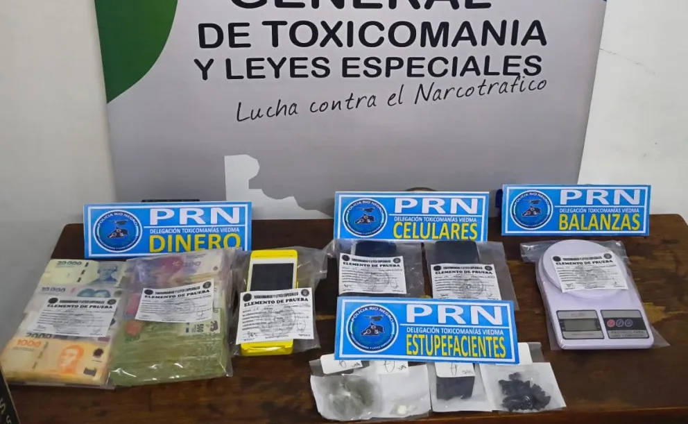 Imagen del material secuestrado por la Delegación de Toxicomanía de la Policía de Río Negro durante el allanamiento en el barrio Lavalle de la capital. Foto: Gobierno de Río Negro.