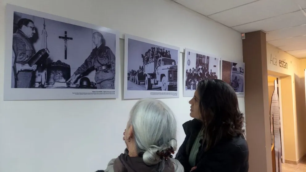 La exposición quedó inaugurada en la Casona de Derechos Humanos “Bachi Chironi” de Viedma y reúne fotografías históricas y contemporáneas vinculadas a los 50 años del golpe de Estado de 1976. Fotos gentileza. 