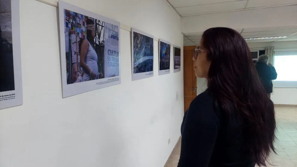 La exposición organizada por el Archivo Provincial de la Memoria reúne imágenes aportadas por 17 fotógrafos, organismos de derechos humanos, sindicatos y archivos históricos. Fotos: Gentileza.