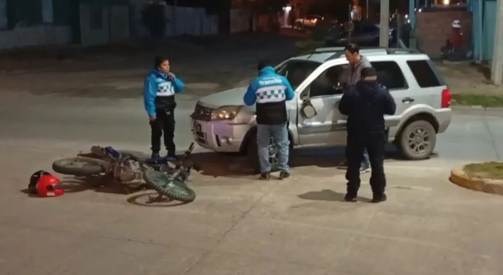 El impacto provocó la caída de los ocupantes de la moto. La mujer que viajaba como acompañante sufrió varios golpes.
