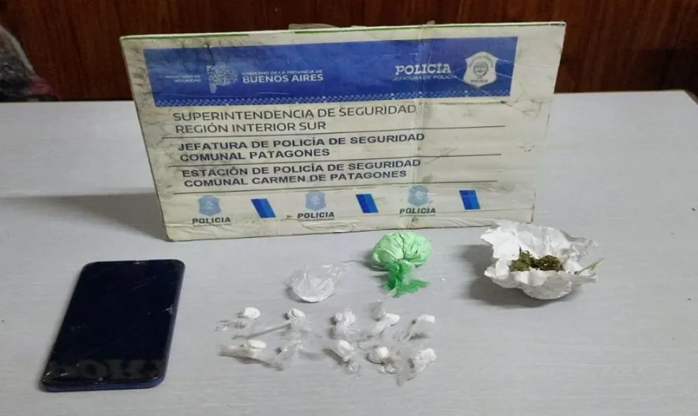 Policía Comunal secuestró al menos 11 envoltorios de nylon con una sustancia compatible con cocaína -foto gentileza.